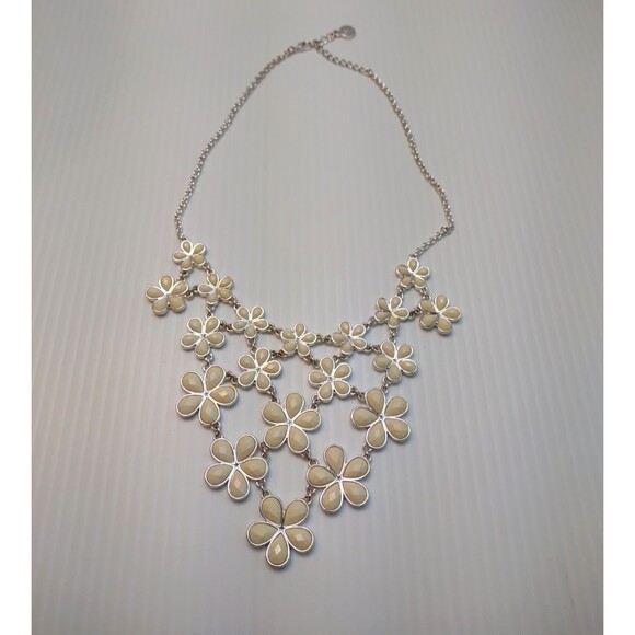 Vintage Liz Claiborne Bib Necklace Daisies Silver Tone Floral Daisy Wedding Date - Picture 7 of 7